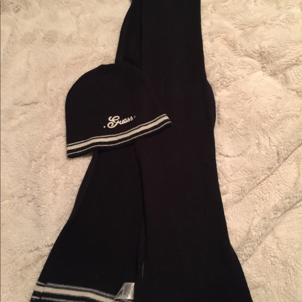 GUESS Scarf & Tuque - Picture 2 of 2